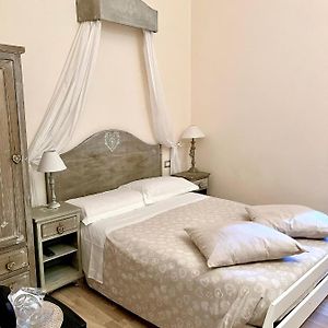 Kleine Kamer met een King Size Bed